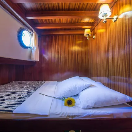 Charming On Msy Alisa Week Long Island Hopping Adventure Through Dalmatian Coastal Gems Bateau-hôtel *