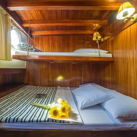 Bateau-hôtel Charming On Msy Alisa Week Long Island Hopping Adventure Through Dalmatian Coastal Gems Split