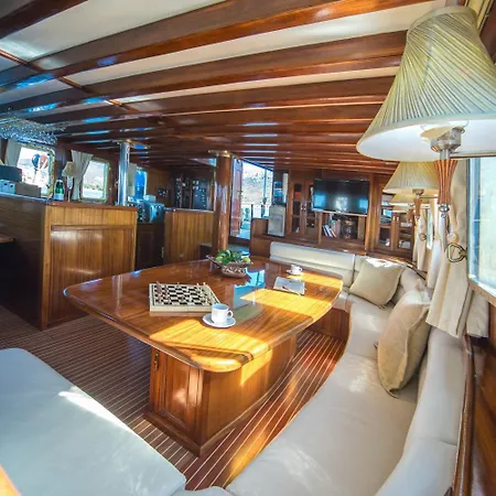 Charming On Msy Alisa Week Long Island Hopping Adventure Through Dalmatian Coastal Gems Bateau-hôtel