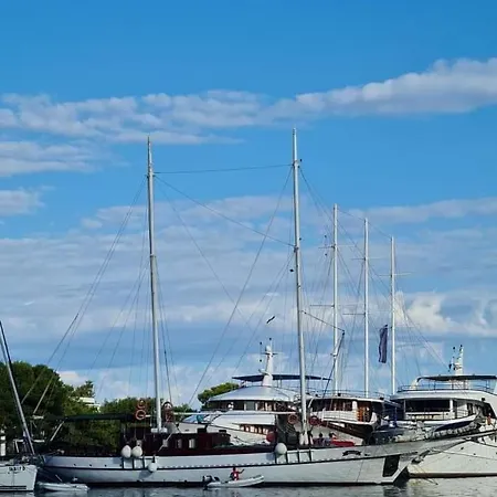 Charming On Msy Alisa Week Long Island Hopping Adventure Through Dalmatian Coastal Gems Bateau-hôtel
