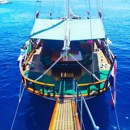 Charming On Msy Alisa Week Long Island Hopping Adventure Through Dalmatian Coastal Gems Bateau-hôtel Split