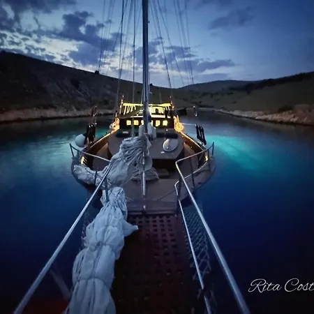 Charming On Msy Alisa Week Long Island Hopping Adventure Through Dalmatian Coastal Gems Bateau-hôtel